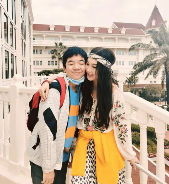 溫碧霞13歲養子大變樣,蓄鬍子髮型凌亂像50歲,母子同框卻如父女