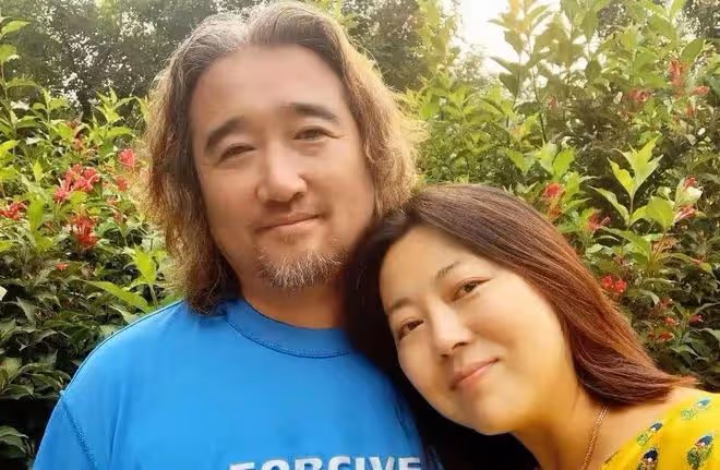 王茜華半夜發視頻引擔憂,眼眶含淚聲音顫抖,稱要在黑暗中找光明