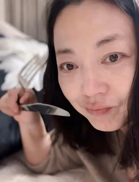 王茜華半夜發視頻引擔憂,眼眶含淚聲音顫抖,稱要在黑暗中找光明