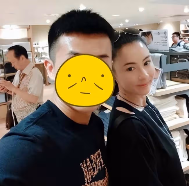 謝霆鋒小兒子現身超市,眼神犀利全力保護媽媽