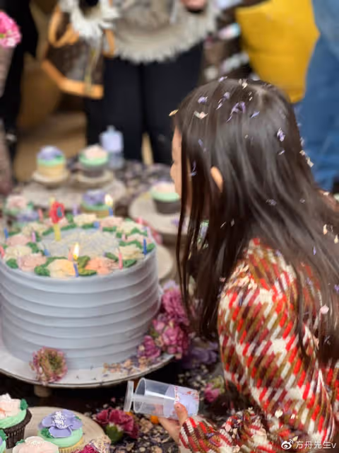 陳冠希女兒生日party被老師曝光,直呼好用心,陳母罕見出鏡滿頭白髮