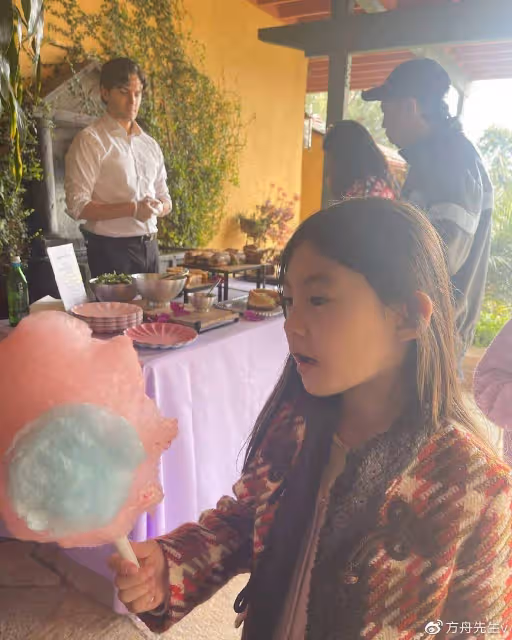 陳冠希女兒生日party被老師曝光,直呼好用心,陳母罕見出鏡滿頭白髮