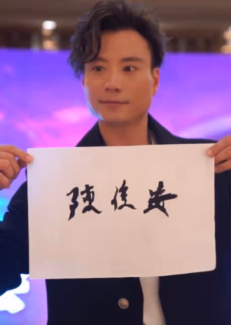羅樂林女兒與TVB男星離婚10個月,被曝已另結新歡,高調曬牽手照