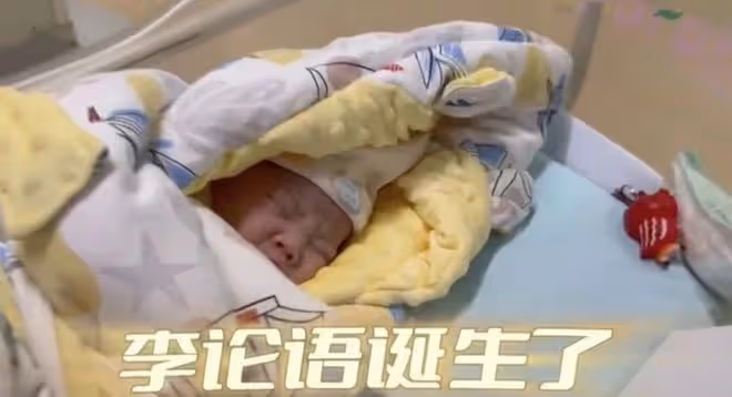 53歲李陽官宣再婚生子!蹲地為愛妻貼心洗腳,二婚妻子年輕貌美