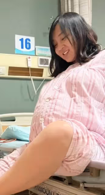 53歲李陽官宣再婚生子!蹲地為愛妻貼心洗腳,二婚妻子年輕貌美