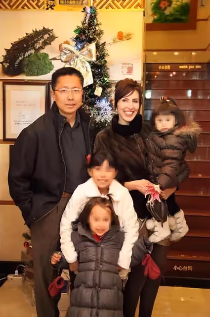 53歲李陽官宣再婚生子！蹲地為愛妻貼心洗腳，二婚妻子年輕貌美