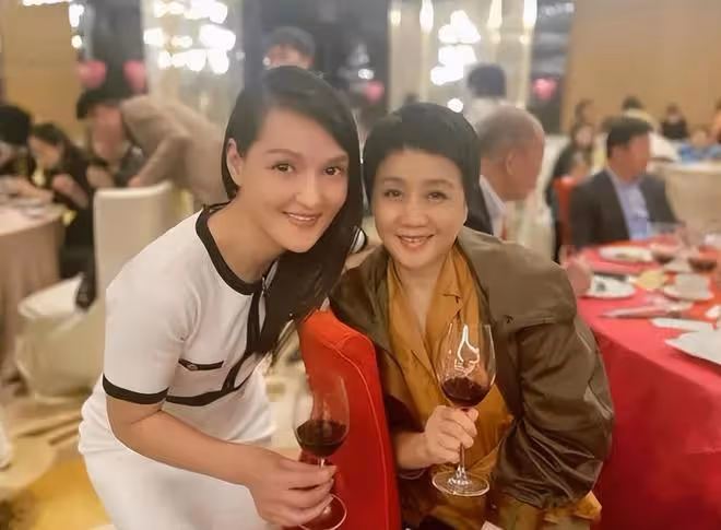 梁安琪出席澳門商會,獲得何婉鴻遺產後笑容滿面非常喜慶