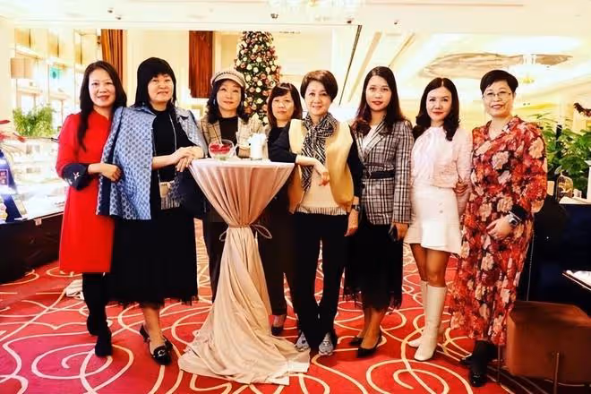 梁安琪出席澳門商會,獲得何婉鴻遺產後笑容滿面非常喜慶