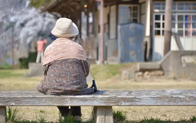 真實故事：老公用一套房，說服我趕走了給家裡當了8年保姆的媽媽