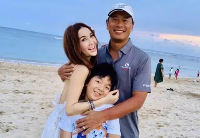 56歲溫碧霞12歲養子模樣大變，鬍子拉碴髮型顯老，母子同框似姐弟
