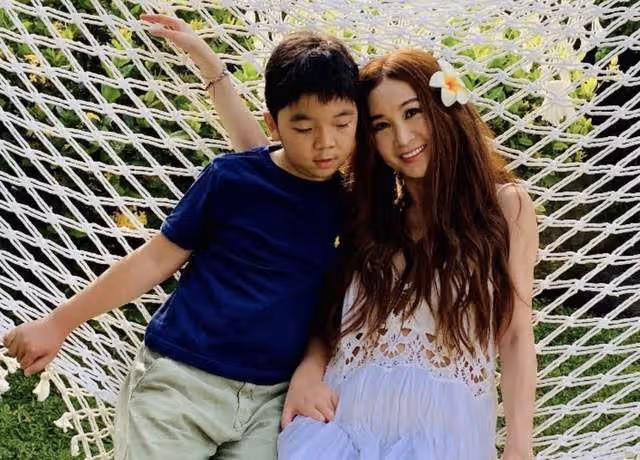 56歲溫碧霞12歲養子模樣大變，鬍子拉碴髮型顯老，母子同框似姐弟