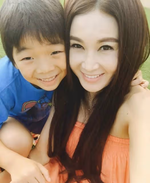 56歲溫碧霞12歲養子模樣大變，鬍子拉碴髮型顯老，母子同框似姐弟