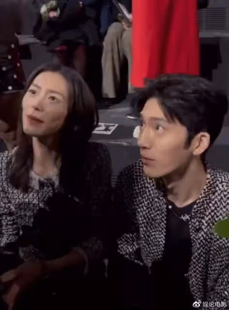 真情侶好嗑!劉雯井柏然穿情侶裝看秀熱聊,女方還為男方整理項鍊