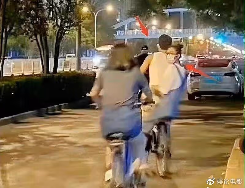 真情侶好嗑!劉雯井柏然穿情侶裝看秀熱聊,女方還為男方整理項鍊
