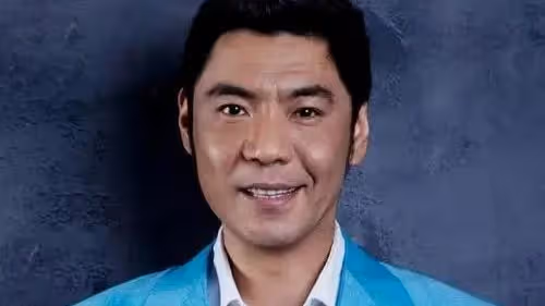 歌手屠洪剛：三個孩子三個媽，為繼子送走親兒子，母親至死沒原諒他