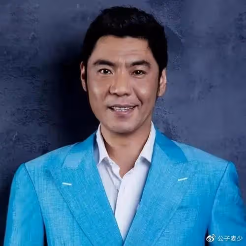 歌手屠洪剛:三個孩子三個媽,為繼子送走親兒子,母親至死沒原諒他