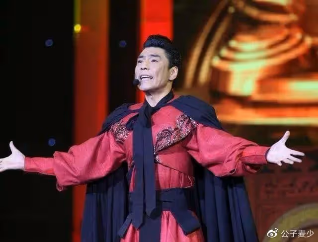 歌手屠洪剛:三個孩子三個媽,為繼子送走親兒子,母親至死沒原諒他