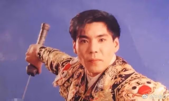 歌手屠洪剛:三個孩子三個媽,為繼子送走親兒子,母親至死沒原諒他