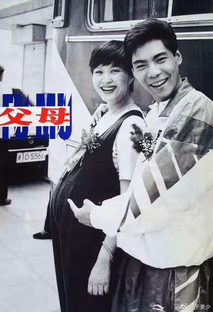 歌手屠洪剛:三個孩子三個媽,為繼子送走親兒子,母親至死沒原諒他