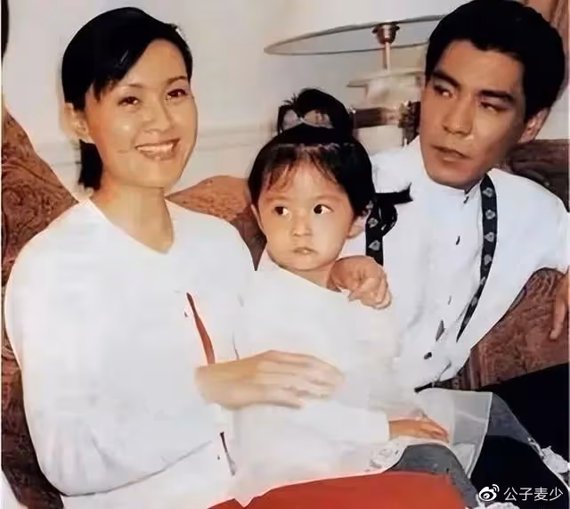 歌手屠洪剛:三個孩子三個媽,為繼子送走親兒子,母親至死沒原諒他
