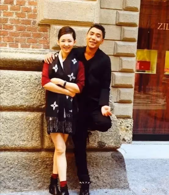 歌手屠洪剛:三個孩子三個媽,為繼子送走親兒子,母親至死沒原諒他