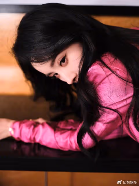 楊冪穿玫紅色修身裙亮相,黑髮紅唇明艷動人,身材凹凸有致美翻了