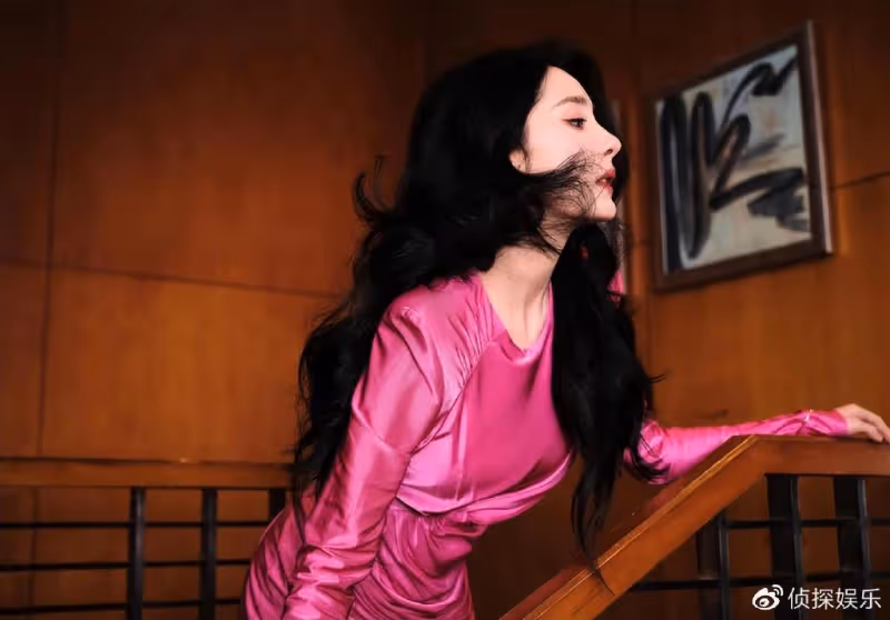 楊冪穿玫紅色修身裙亮相,黑髮紅唇明艷動人,身材凹凸有致美翻了