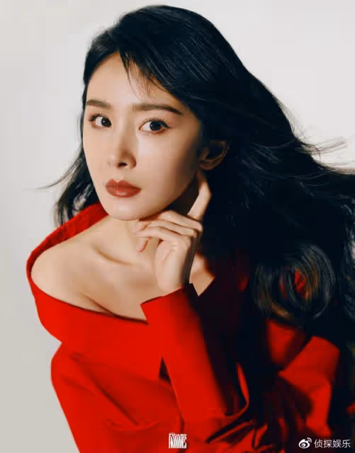 楊冪穿玫紅色修身裙亮相,黑髮紅唇明艷動人,身材凹凸有致美翻了