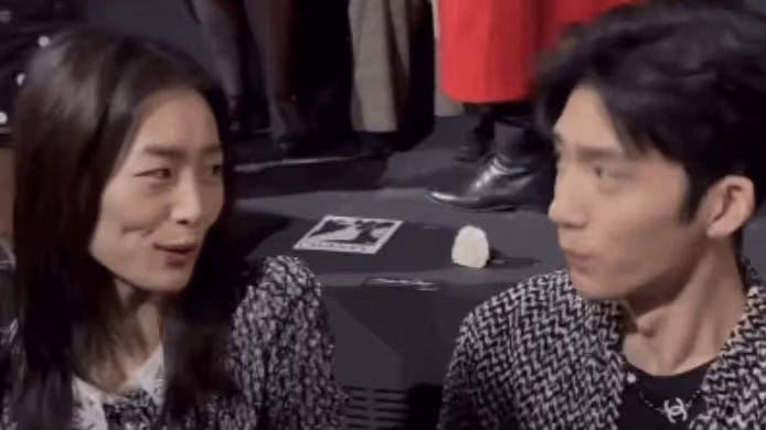 劉雯井柏然首次公開合體！在巴黎時裝周同框看秀，四目相對互動甜蜜