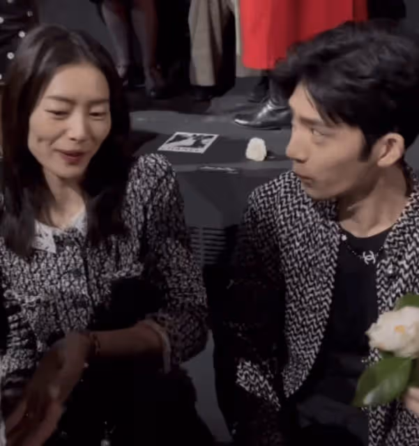 劉雯井柏然首次公開合體!在巴黎時裝周同框看秀,四目相對互動甜蜜