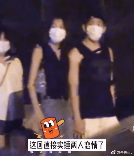劉雯井柏然首次公開合體!在巴黎時裝周同框看秀,四目相對互動甜蜜