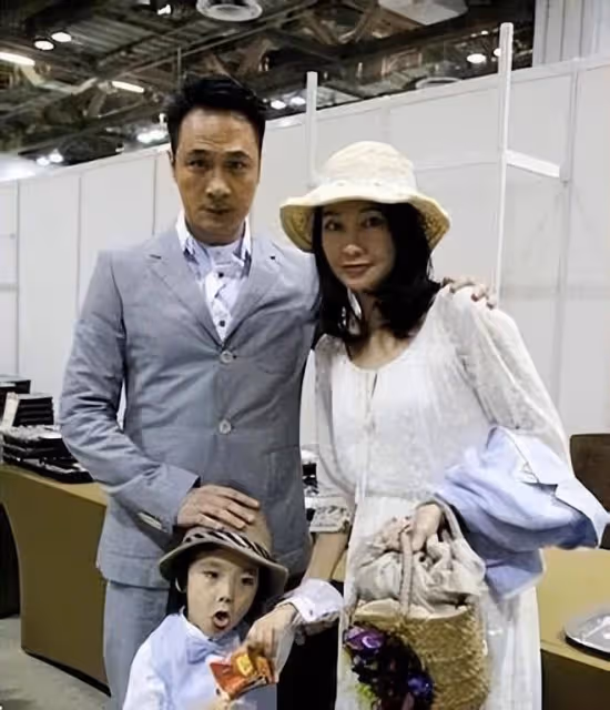吳鎮宇兒子胖到認不出!臉頰圓潤模樣大變,身材臃腫難掩帥氣