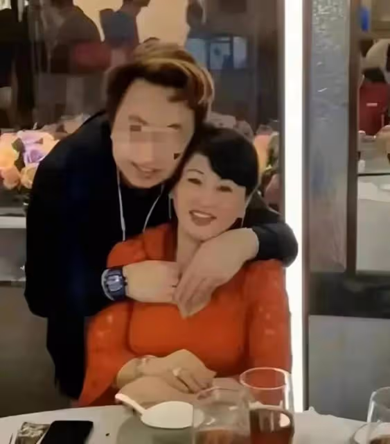蔡天鳳母親加入爭產大戰?被質疑是假富豪,和女婿舉止親昵惹非議