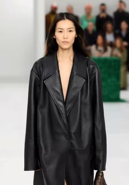 巴黎時裝周「啞火」:內娛明星待遇低衣服穿過季,外網宣發無熱度