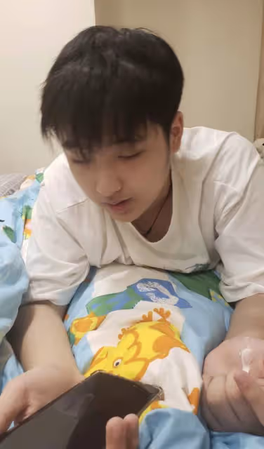 吳鎮宇兒子罕曬自拍,14歲費曼又高又胖,自嘲「很難看」內心自卑
