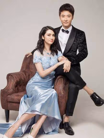 洪欣的穿搭挺「迷」,穿的包臀裙「破破爛爛」,女兒穿的更時尚:一家都是高顏值