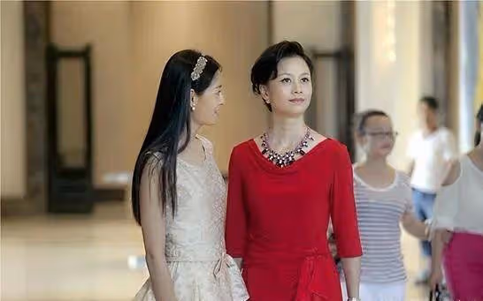 第一次見親家！父親「打包剩菜」被女方酸爆：沒錢裝什麼？結賬時經理「一句話」嚇壞親家母!