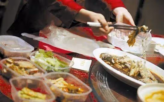 第一次見親家！父親「打包剩菜」被女方酸爆：沒錢裝什麼？結賬時經理「一句話」嚇壞親家母!
