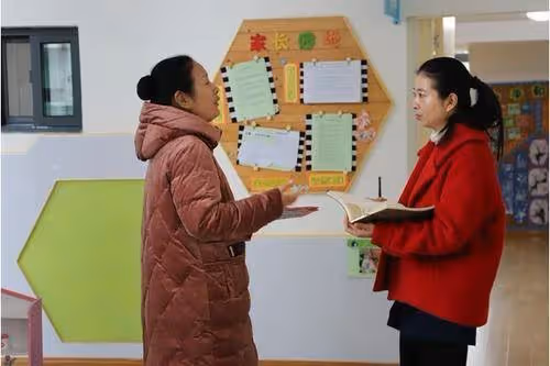 女兒金鐲在幼園「不翼而飛」，家長沖幼兒園老師發飆，老師一句話懟回去，讓她羞愧難當