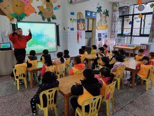 女兒金鐲在幼園「不翼而飛」，家長沖幼兒園老師發飆，老師一句話懟回去，讓她羞愧難當