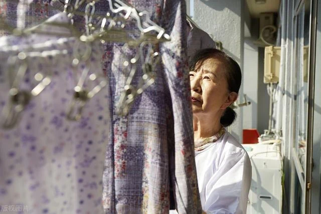 夫妻AA制31年，丈夫癱瘓臥床，61歲阿姨：一天給我1000塊也不伺候！