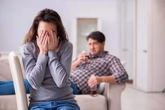 夫妻AA制31年,丈夫癱瘓臥床,61歲阿姨:一天給我1000塊也不伺候!