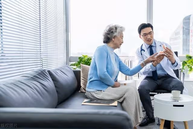 夫妻AA制31年,丈夫癱瘓臥床,61歲阿姨:一天給我1000塊也不伺候!