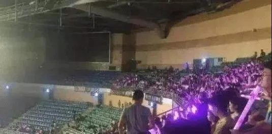 史上最尷尬的5場演唱會!現場只有7名觀眾14名保安,明星在唱歌,台下阿姨在掃地!