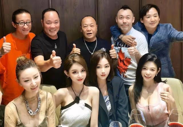 香港知名男星被曝離婚!小21歲妻子顏值高身材好,做網紅炫富成癮