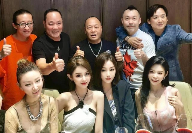 香港知名男星被曝離婚!小21歲妻子顏值高身材好,做網紅炫富成癮