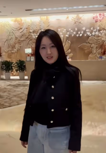 51歲楊鈺瑩生圖曝光,粉絲懟臉拍皮膚細嫩無皺紋,胖出雙下巴仍美