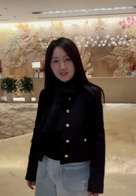 51歲楊鈺瑩生圖曝光,粉絲懟臉拍皮膚細嫩無皺紋,胖出雙下巴仍美
