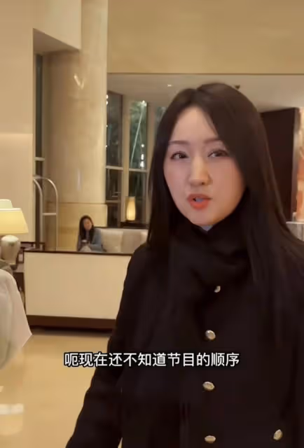 51歲楊鈺瑩生圖曝光,粉絲懟臉拍皮膚細嫩無皺紋,胖出雙下巴仍美