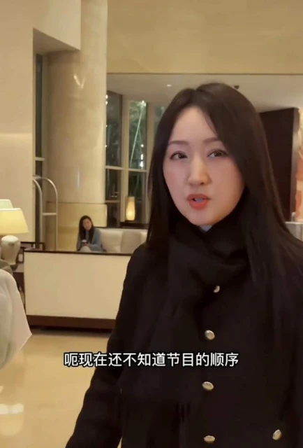 51歲楊鈺瑩生圖曝光,粉絲懟臉拍皮膚細嫩無皺紋,胖出雙下巴仍美